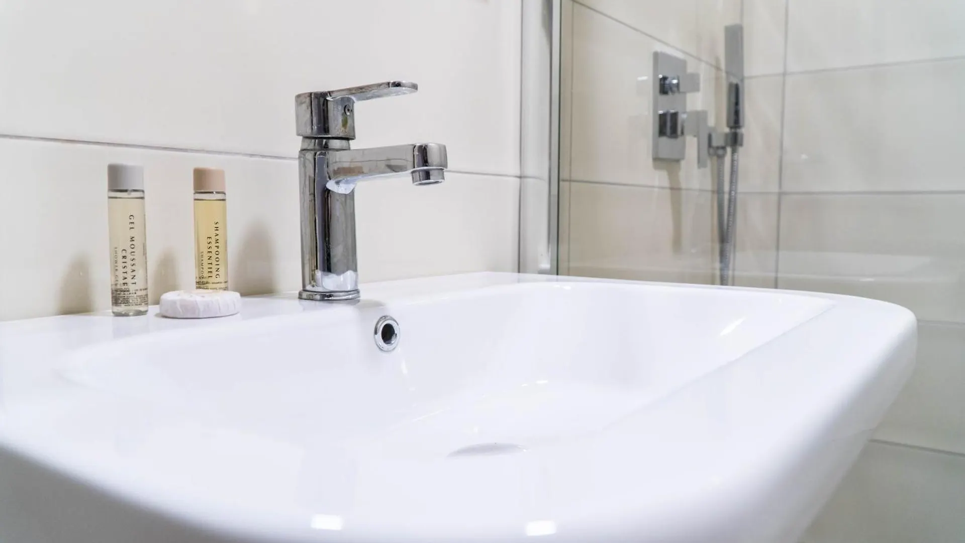 Signature Apartment 5 Tirana Albania